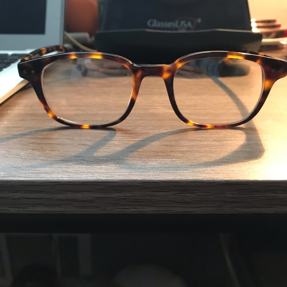 Tortoise design frame and lens. No prescription!